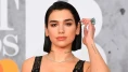 Dua Lipa’nın 2018’deki Maskülen ve Nude Güzellik Tarzı Hala Özleniyor!