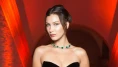 Cannes’da Bella Hadid’in Yırtmaçlı Elbisesi Göz Kamaştırdı