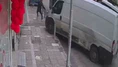 Sadece kaldırımda yürüyordu... İzmir’de freni patlayan minibüs dehşeti kamerada!