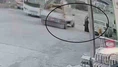 Dönüş yaptı, kapak açıldı, kadın yığıldı... Sokak ortasında talihsiz çarpışma kameraya böyle yansıdı!