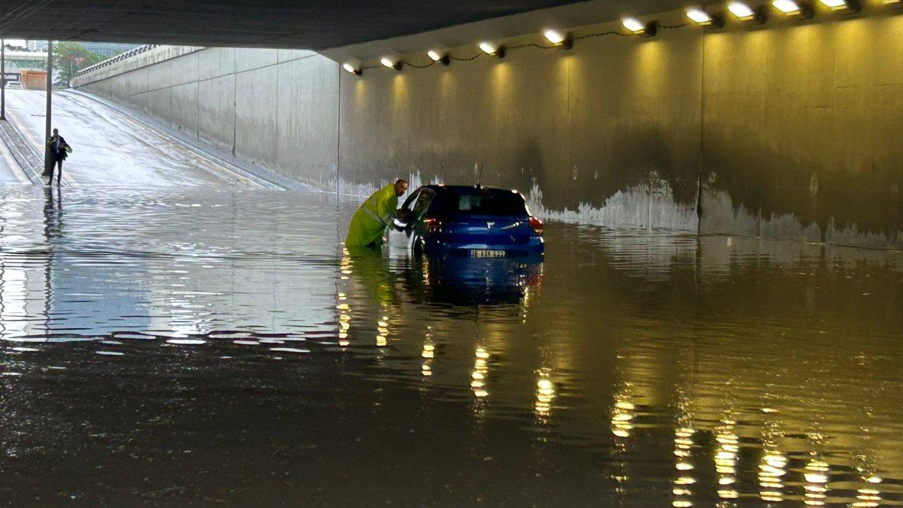 Ankara'da sağanak: Yollar göle döndü, araçlar mahsur kaldı