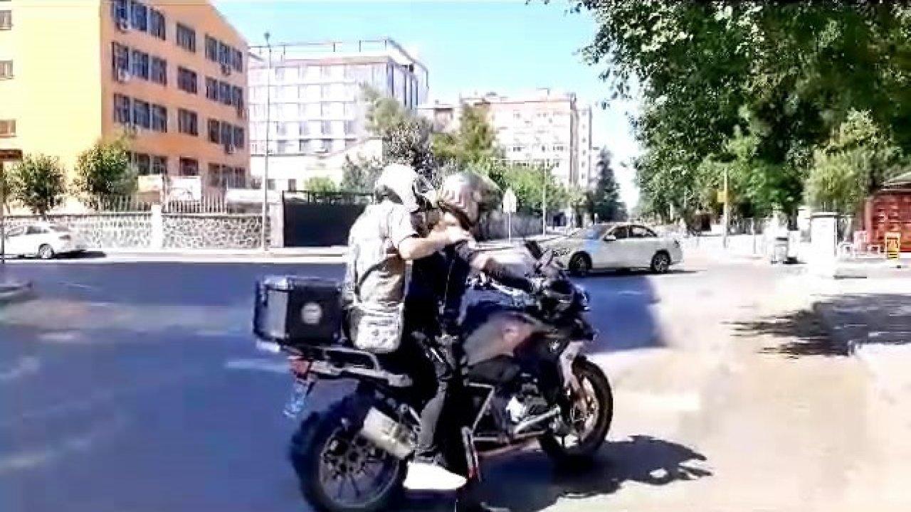 Sınava geç kalanların imdadına motosikletli polisler yetiştirdi