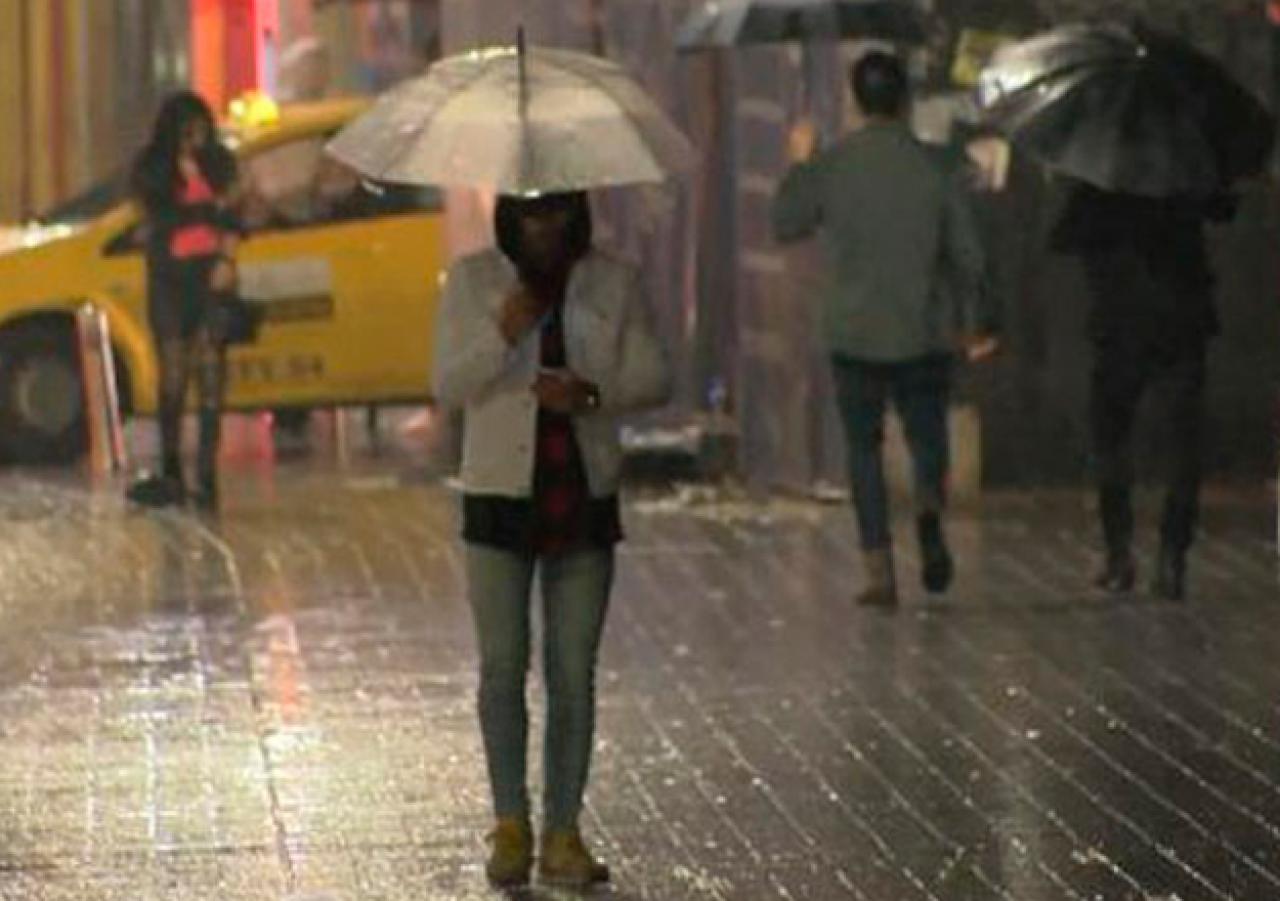 Taksim'de yağmur vatandaşları zorladı