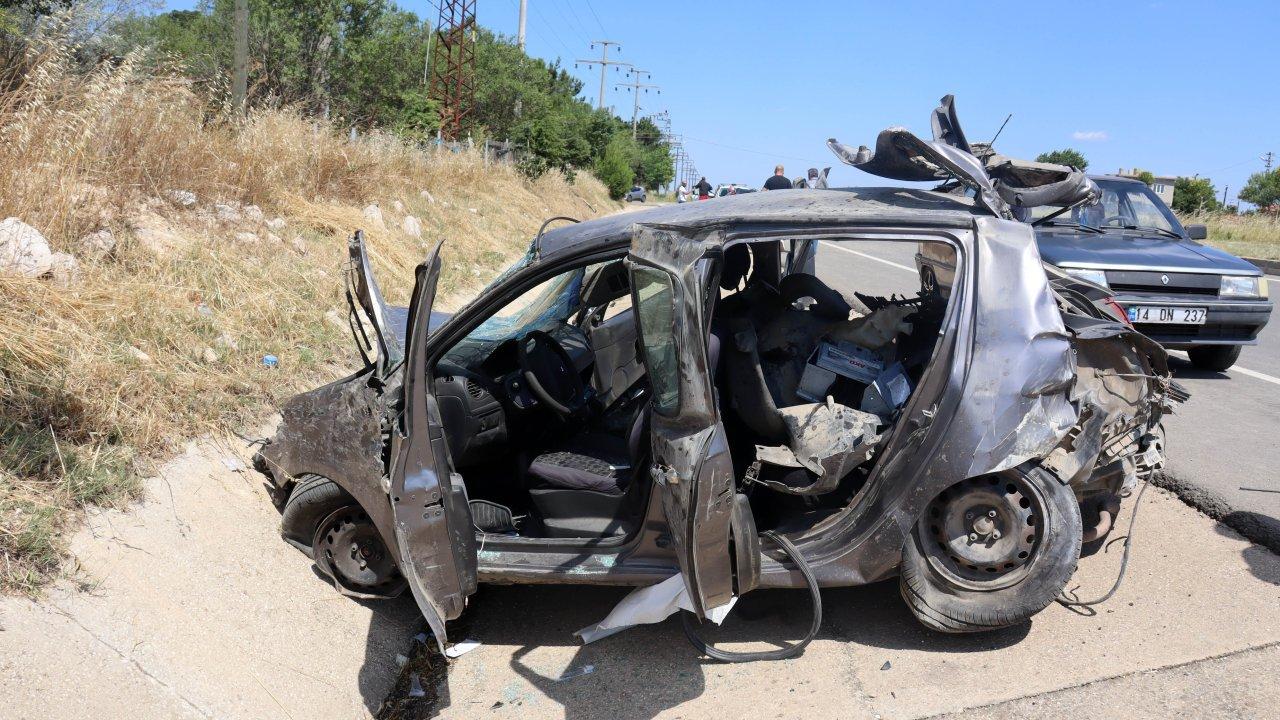 Kavşakta 2 otomobil çarpıştı: 6 yaralı