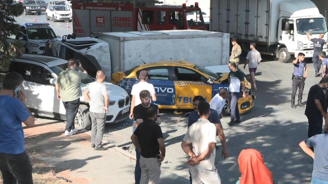 6 araç birbirine girdi: 1'i ağır 3 yaralı