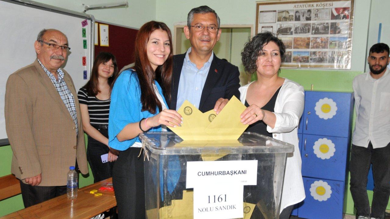 Özgür Özel’in eşi kim, adı ne? Didem Özel kimdir, nereli ne iş yapıyor, kaç çocuğu var? Özel Hayatı ve Ailesi