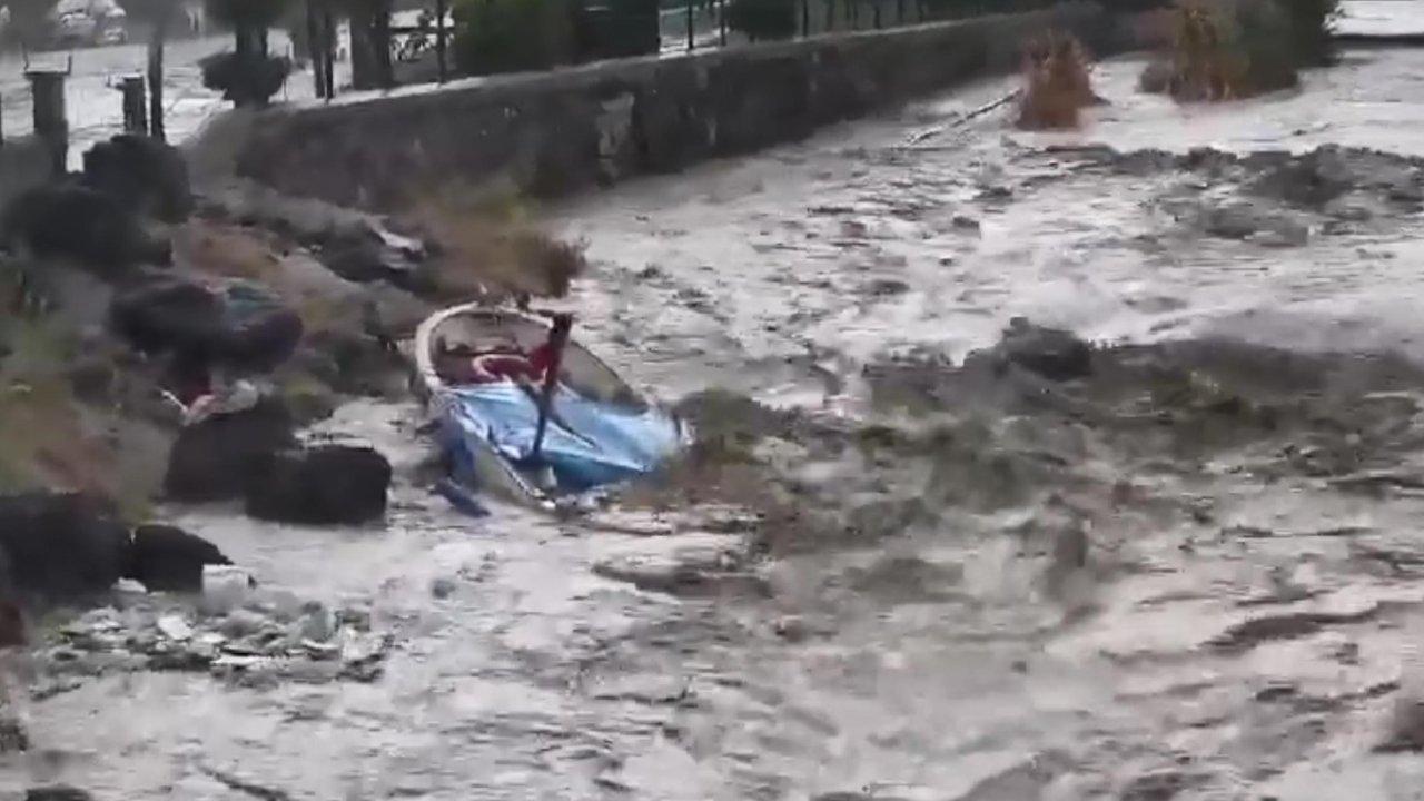 İlde sağanak etkili oldu: Balıkçı teknesi battı, yollarda su birikintileri oluştu