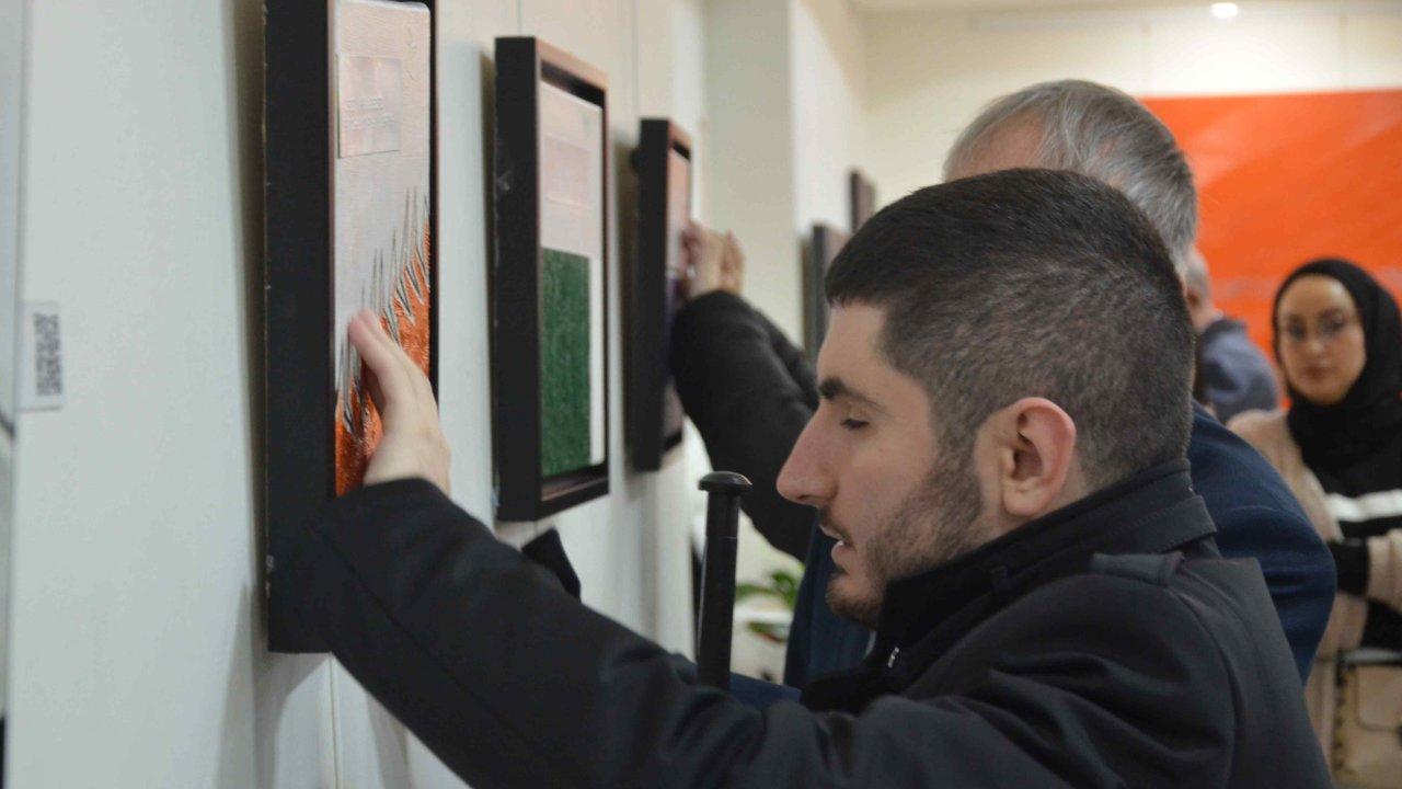 Görme engelliler, bu sergide renkleri dokunarak anlıyor