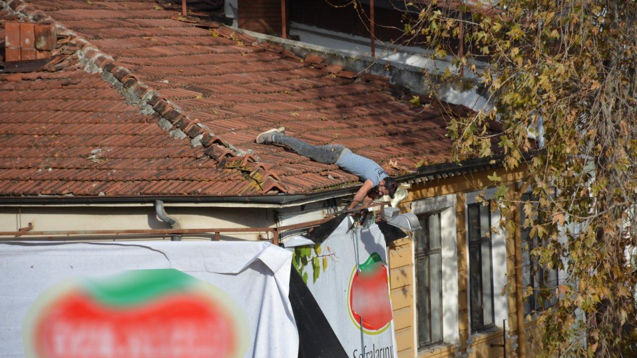 Hiçbir tedbir almadı, çatıdan sarkıp afiş asmaya çalıştı