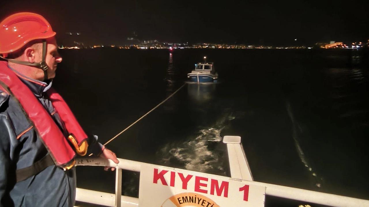 Çanakkale Boğazı'nda makine arızası: 3 kişinin bulunduğu tekne sürüklendi