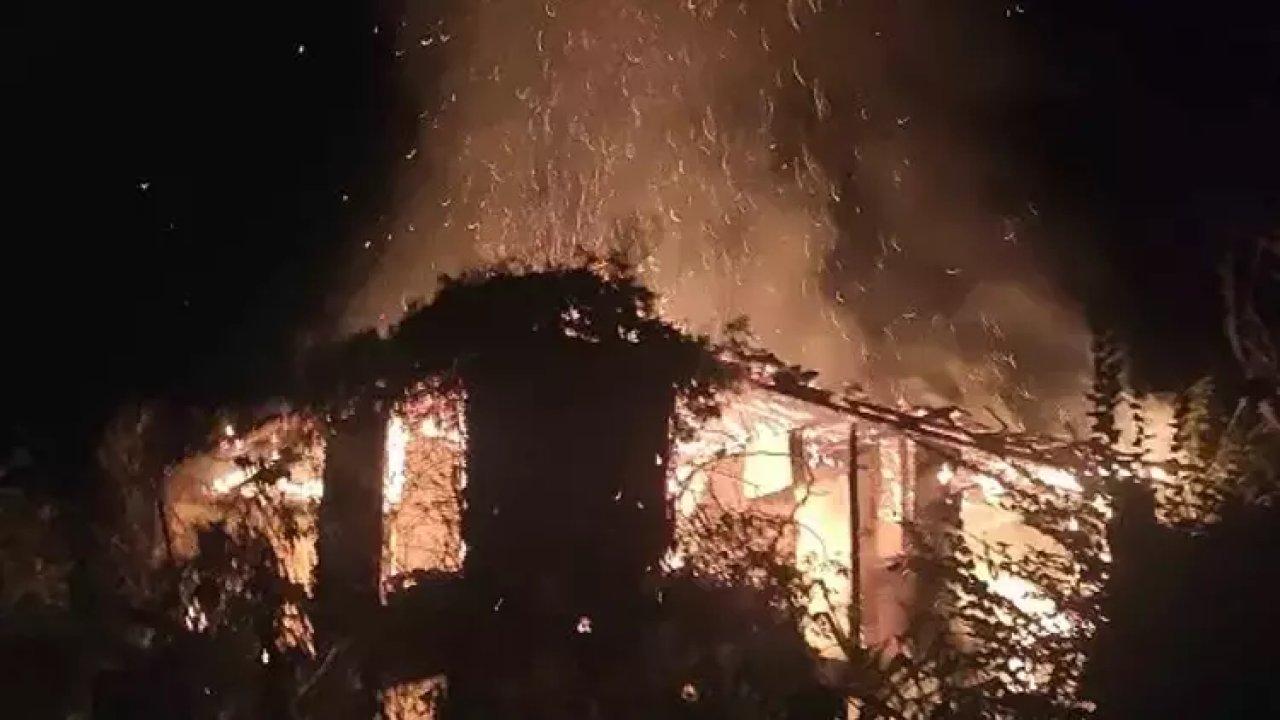 Yıldırım düşen metruk bina alev alev yandı