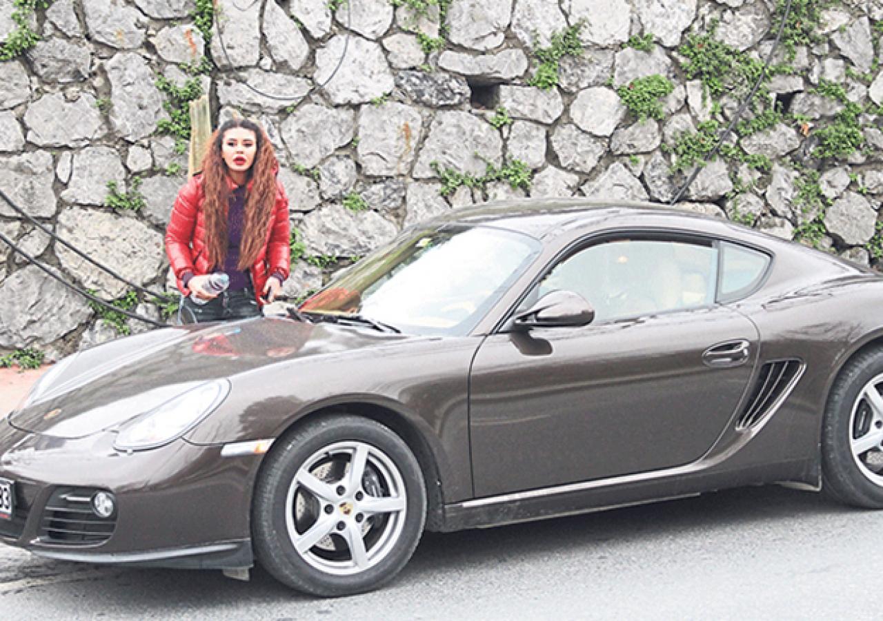 Ebru Polat benzini biten lüks aracına su döktü!