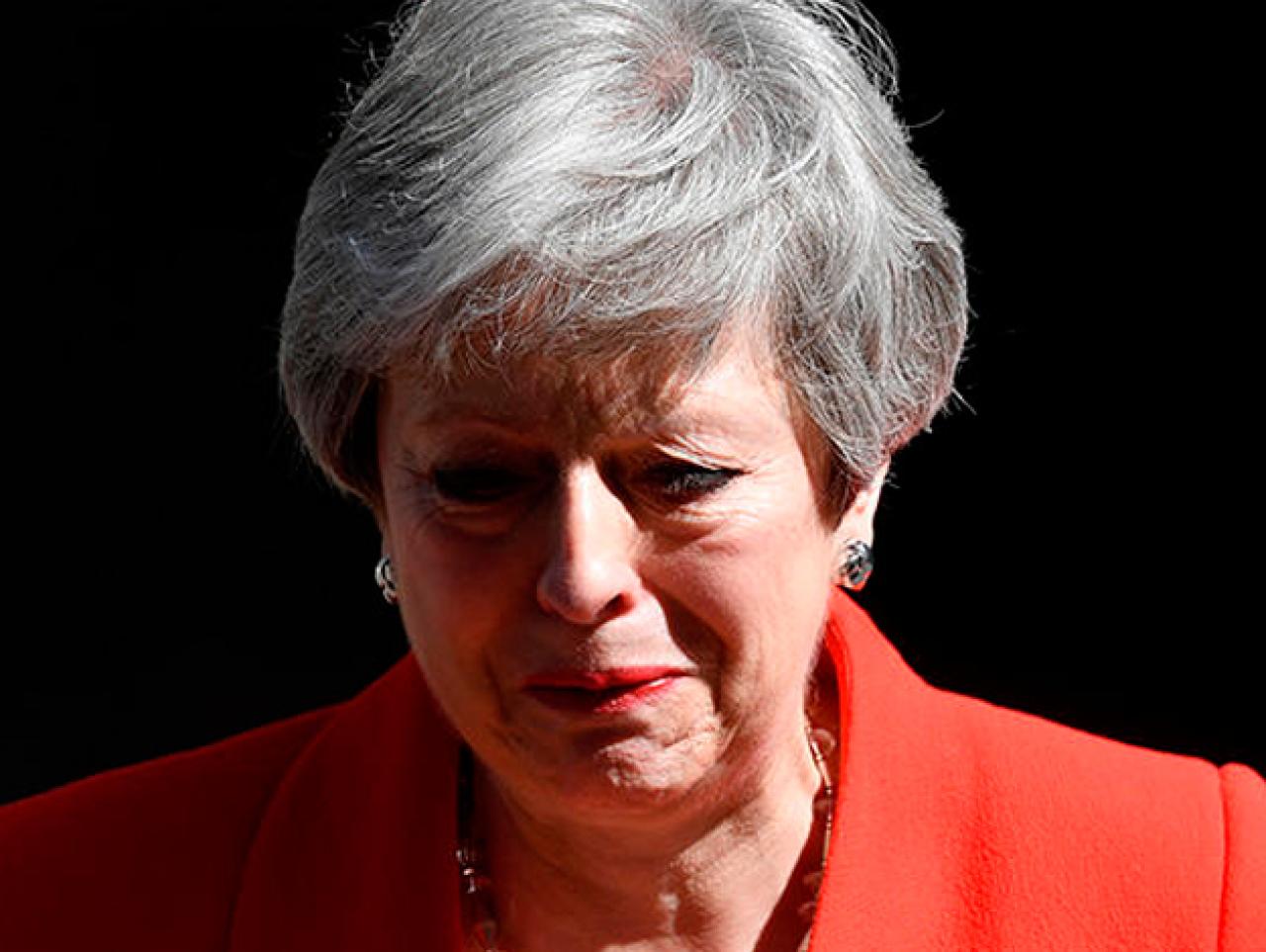 Theresa May gözyaşlarıyla istifa edeceği günü açıkladı