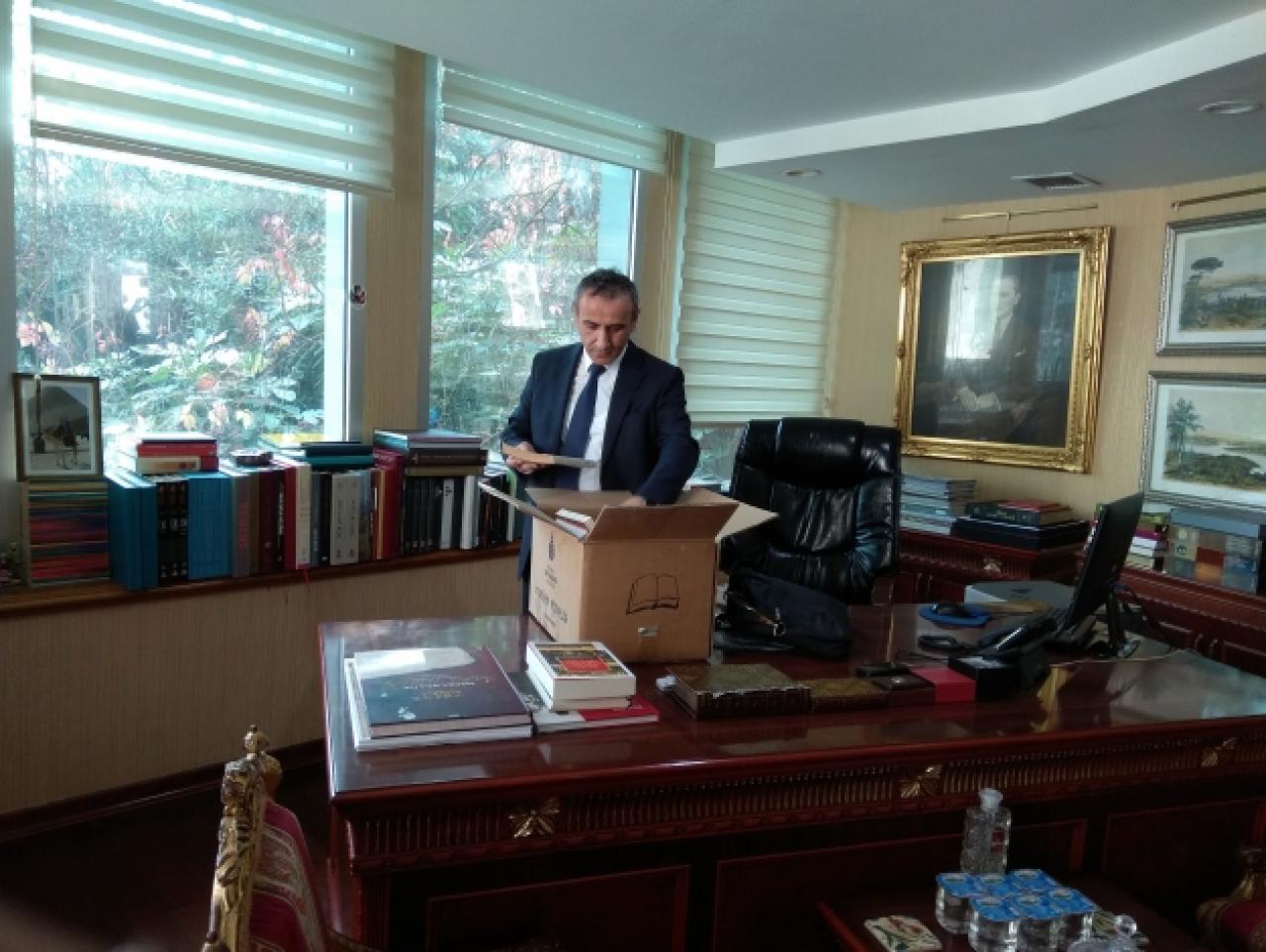 Kalbi kırık bir şekilde veda etti