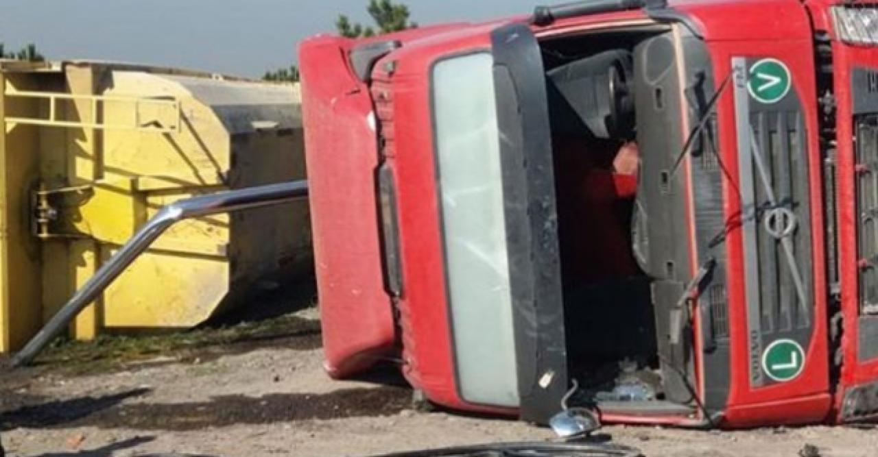 Kaçak döküm yapan hafriyat kamyonu devrildi!