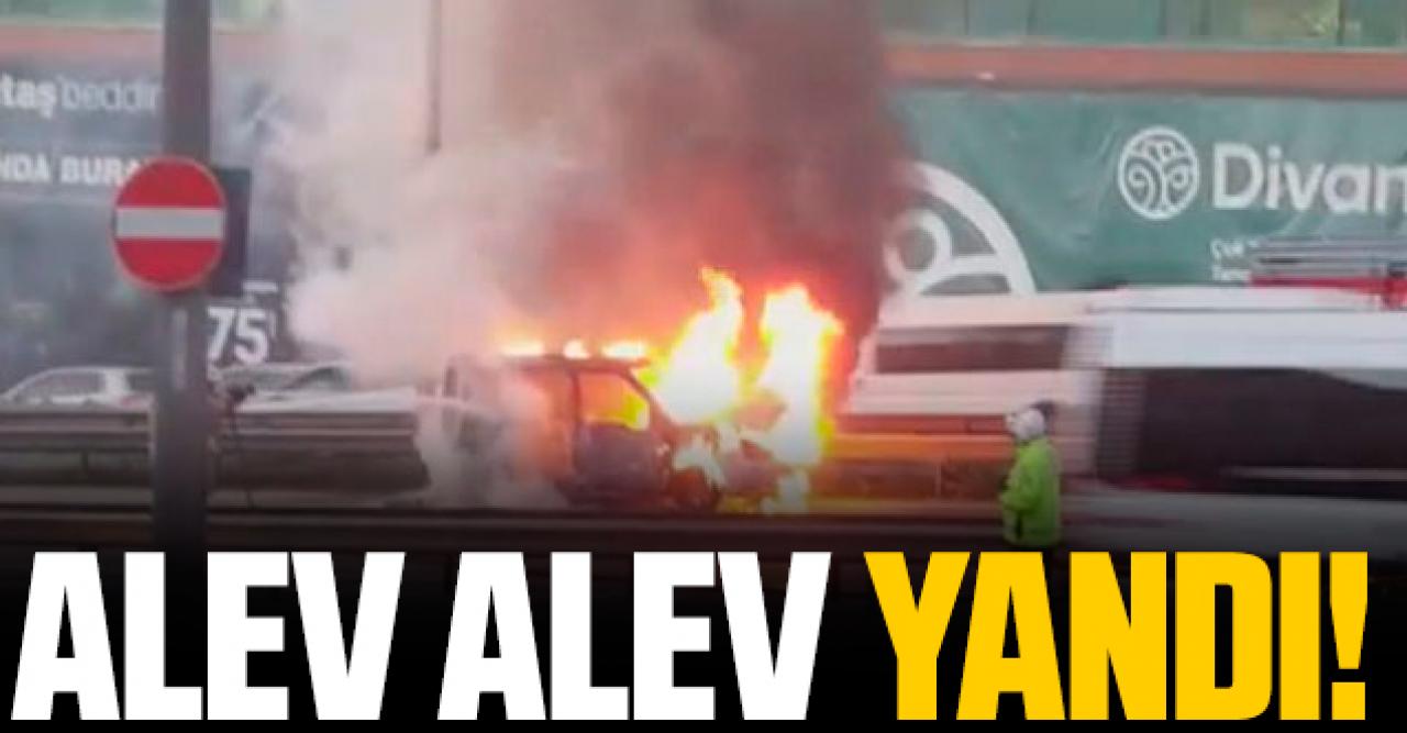 Maltepe'de araç yol ortasında alev alev yandı