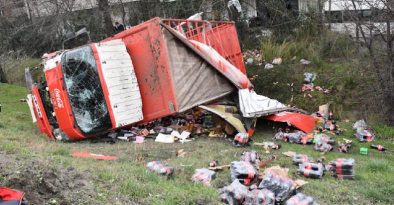 Gaziosmanpaşa'da lüks araçla çarpışan kamyon şaranmole yuvarlandı