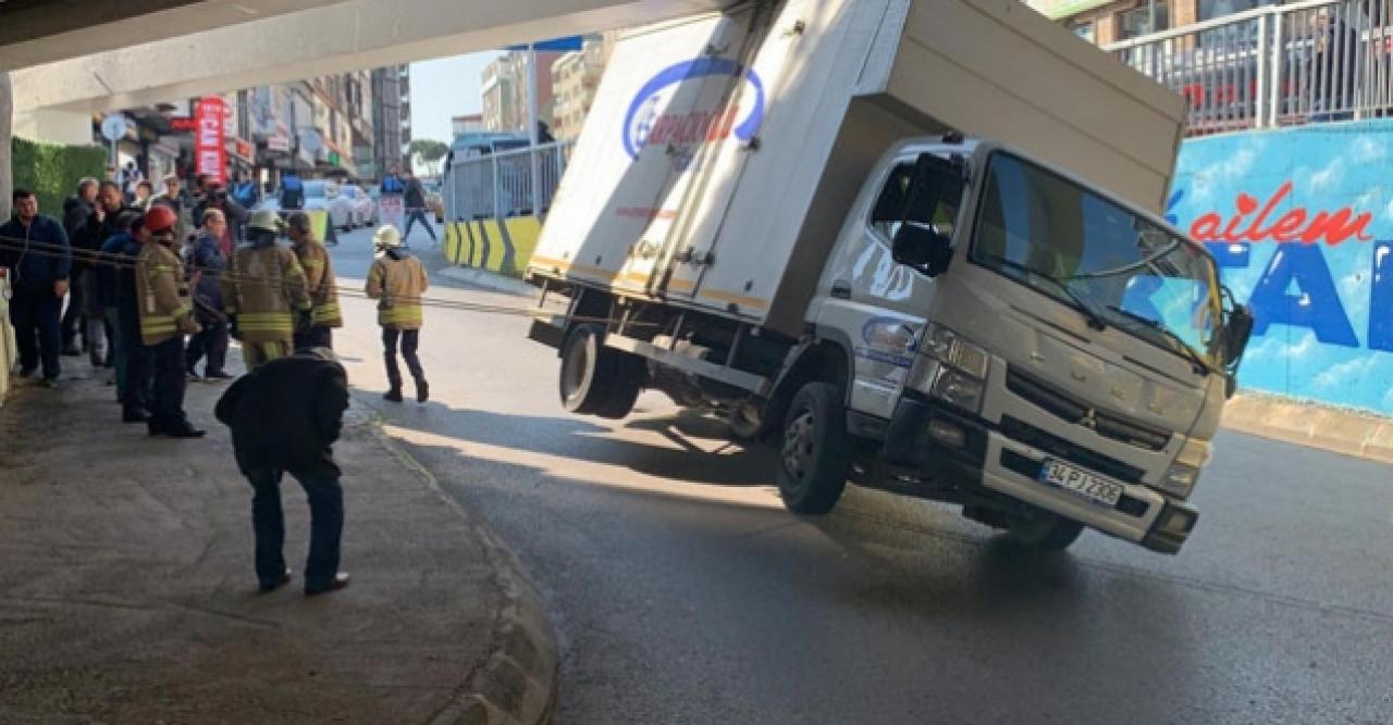 Kartal'da inanılmaz kaza! Kamyonetin kasası köprüye takıldı