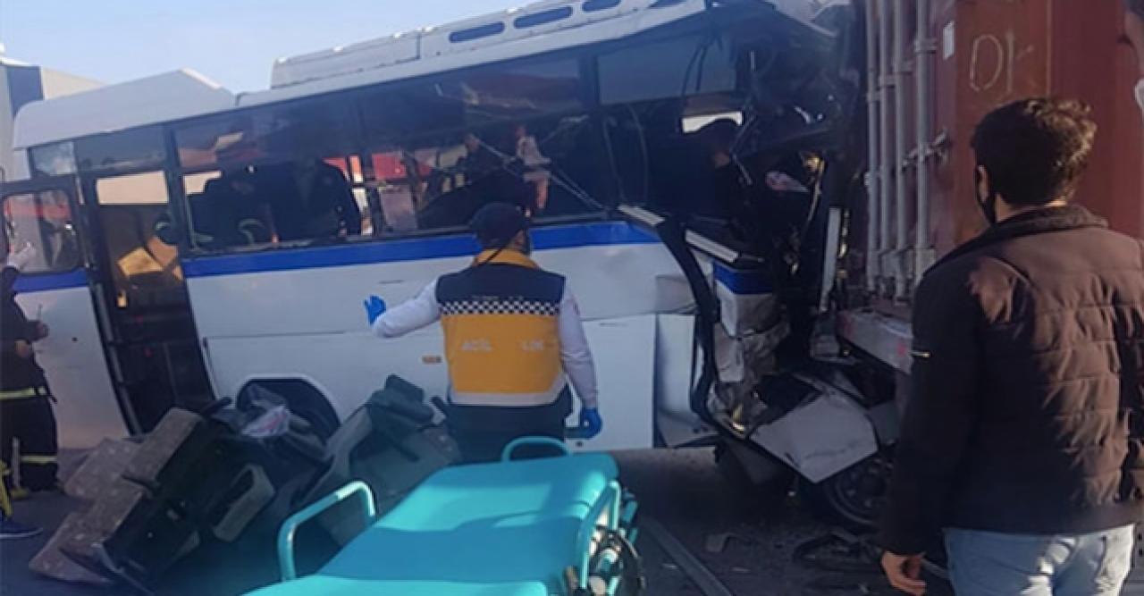 Korkunç kaza! İşçi servisi, park halindeki TIR'a çarptı: 1 ölü, 15 yaralı