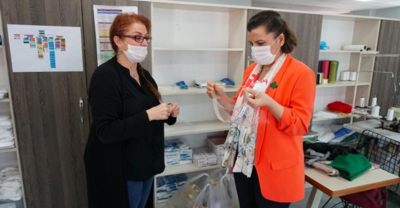İzmit Belediyesi'nden esnafa ücretsiz siperlik maske