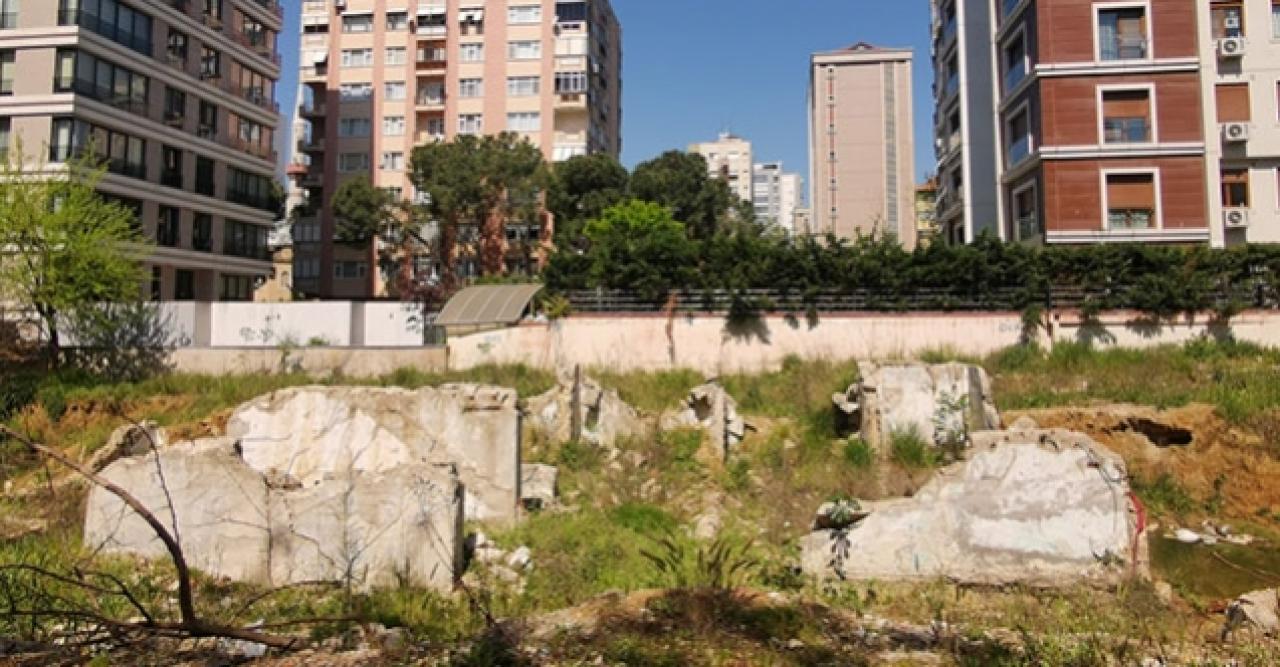 Kadıköy'de yıkımı yarım bırakılan binada pis koku ve sinelkler isyan ettirdi