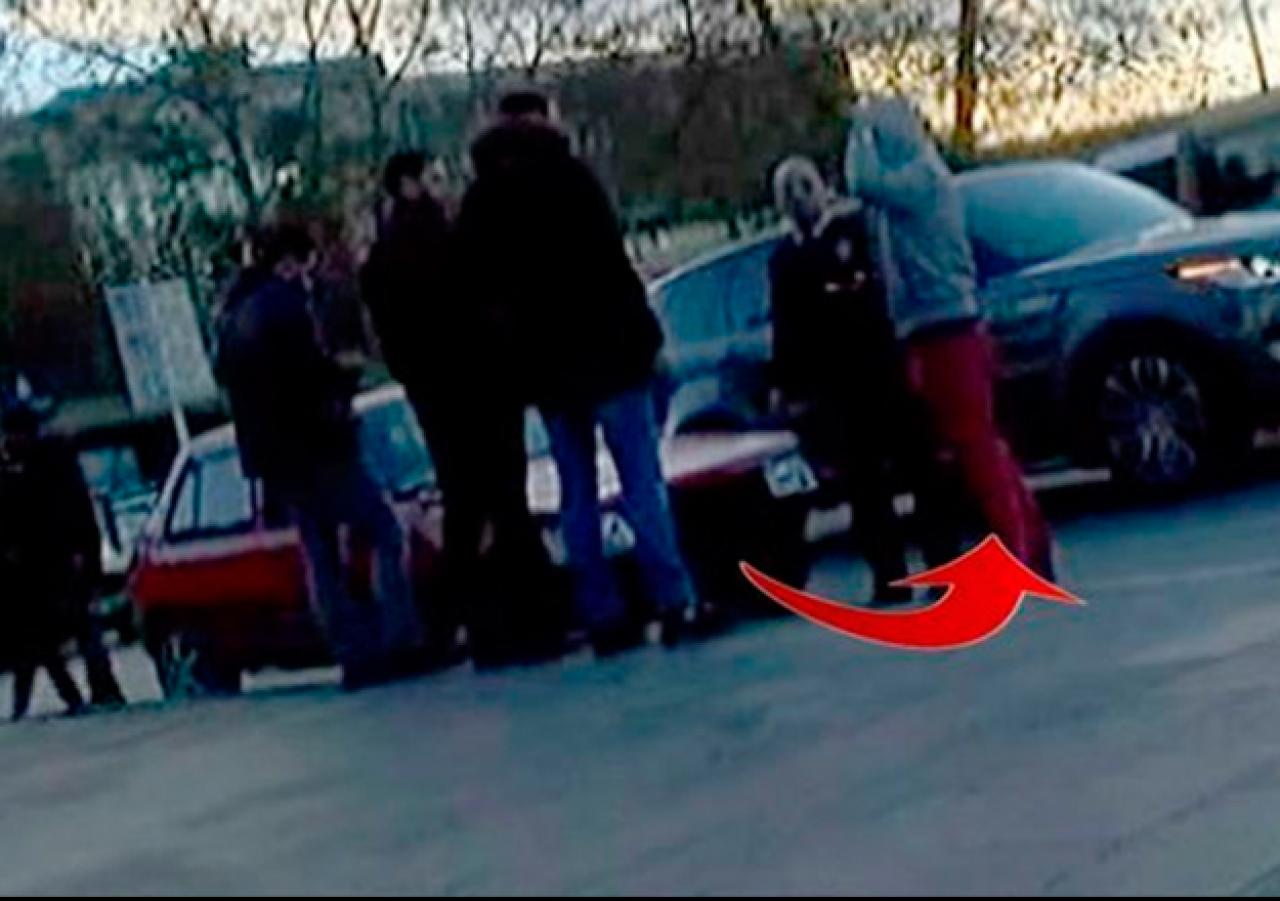 Kız arkadaşını aracın içinde yakmak istedi!