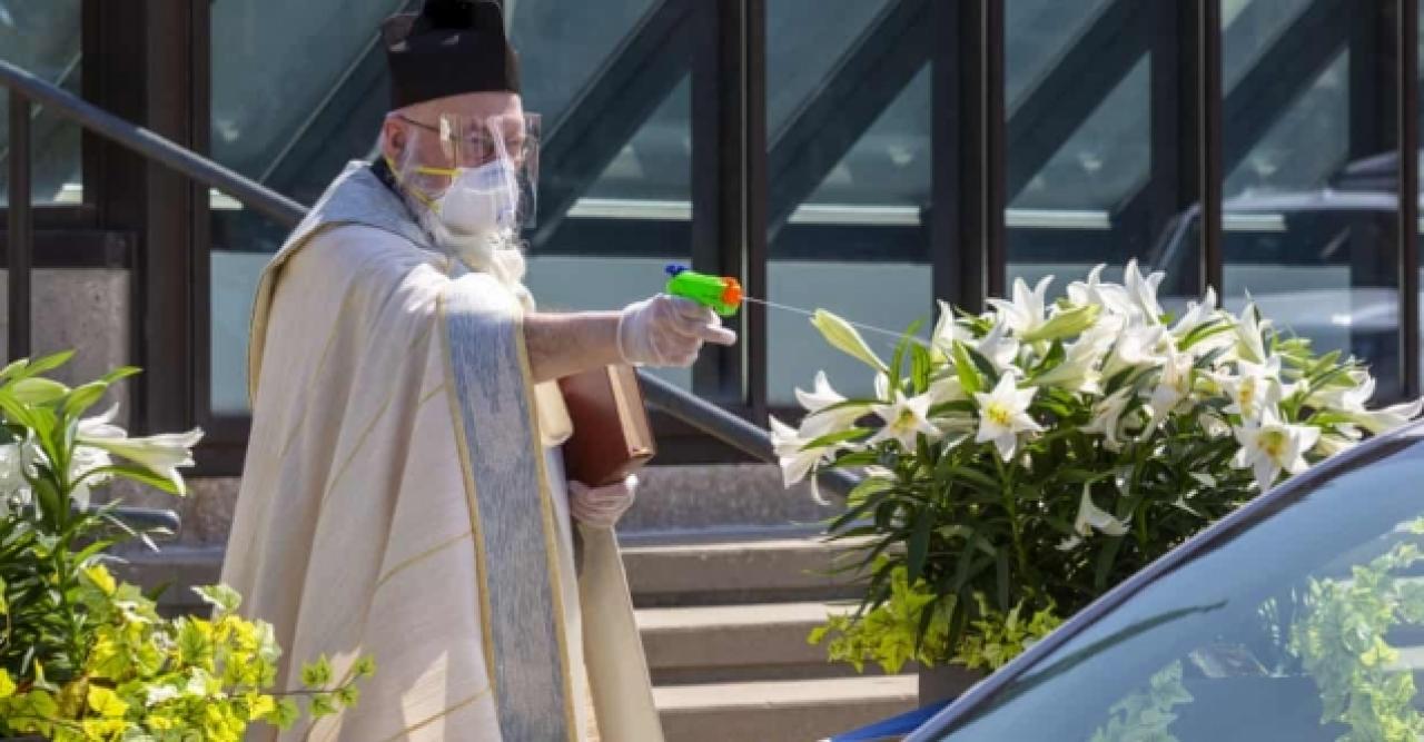 ABD'de papaz, sosyal mesafeyi korumak için insanları su tabancasıyla kutsadı