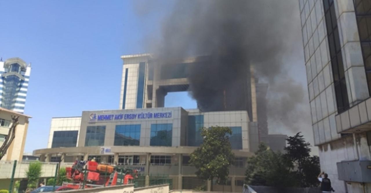 İstanbul Bayrampaşa'da Mehmet Akif Ersoy Kültür Merkezi'nde yangın