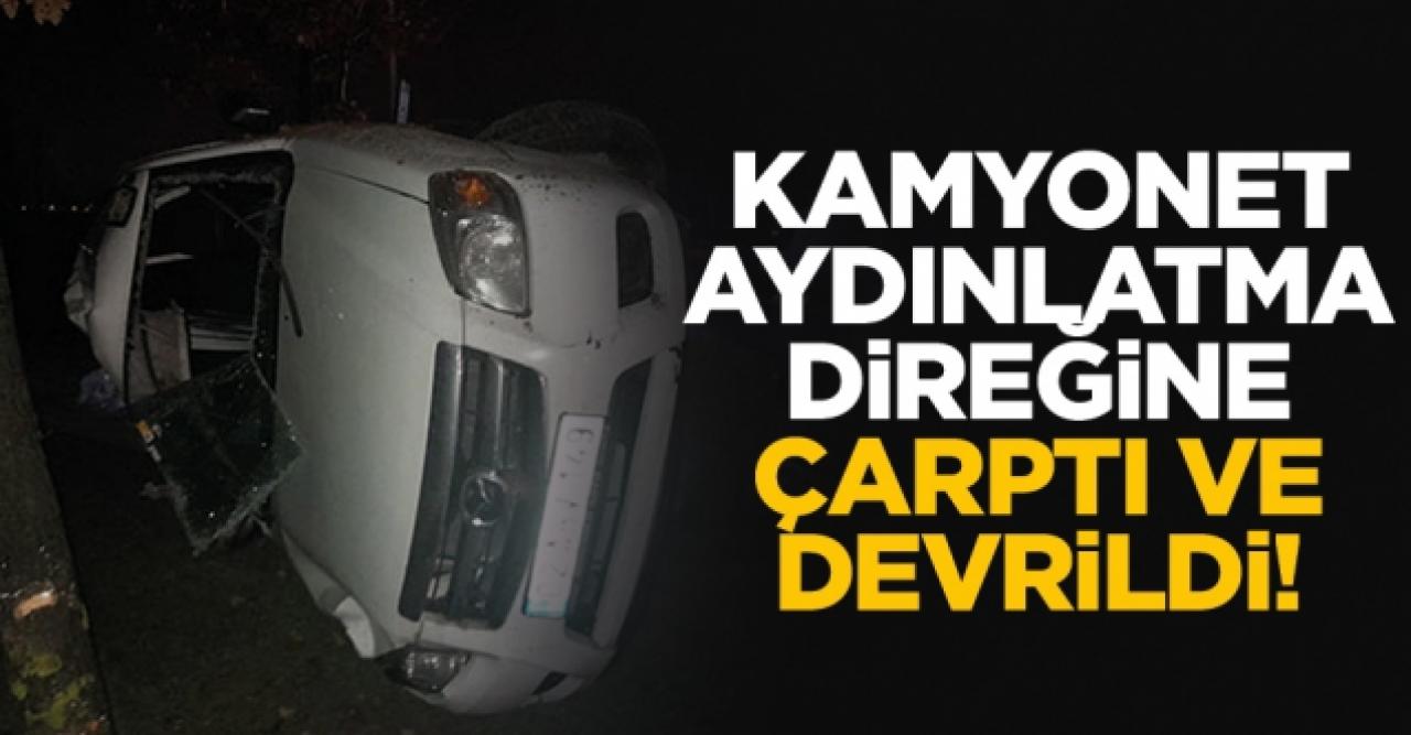 Esenler'de kamyonet aydınlatma direğine çarparak devrildi, sürücü araçta sıkıştı