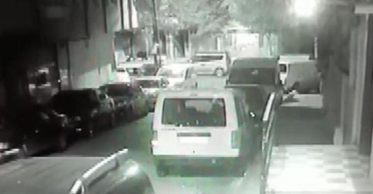 Gaziosmanpaşa'da direğe tırmanarak eve giren hırsız kameraya yakalandı