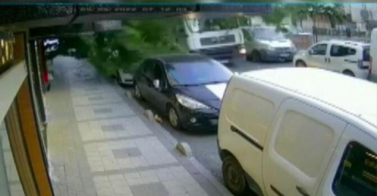 Bağcılar'da TIR ağaca çarptı; 2 otomobil zarar gördü