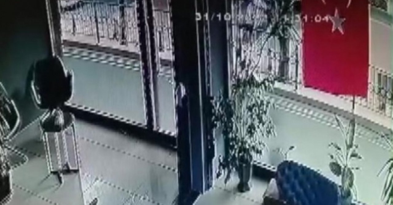 Büyükçekmece'de İETT otobüsü önce motosikletliye sonra ağaca çarptı