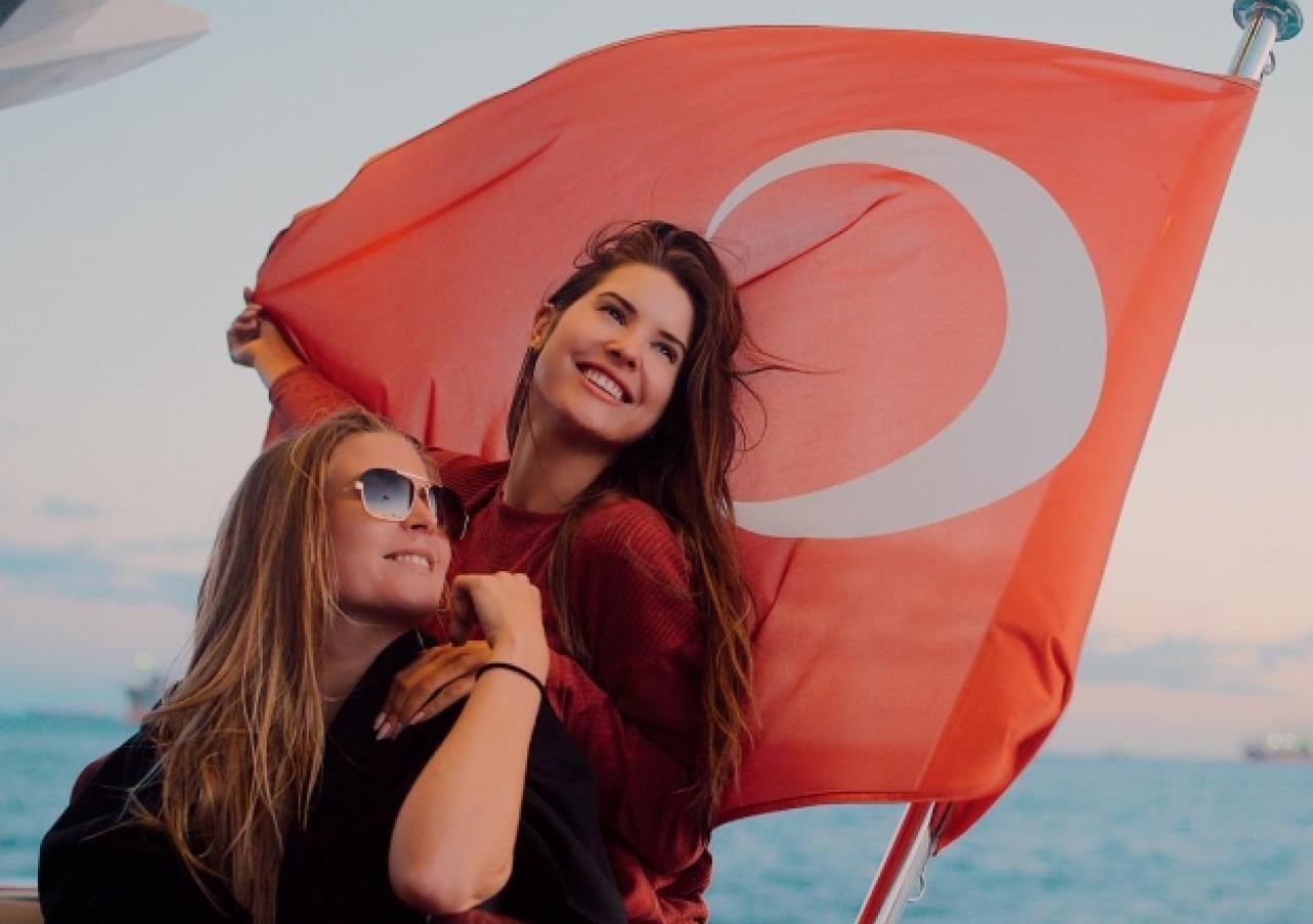 Amanda Cerny İstanbul'a geldi, sosyal medya yıkıldı!