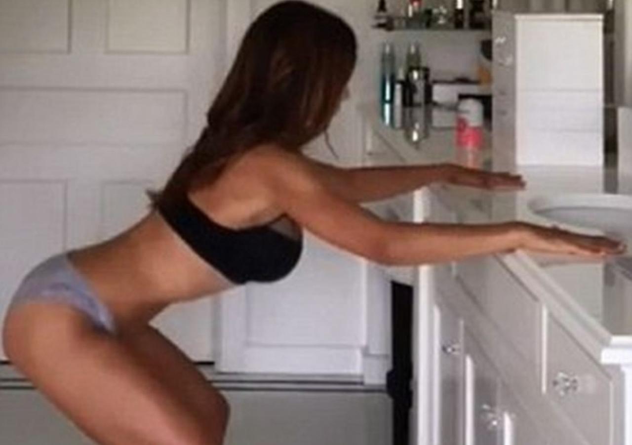 Hilaria Baldwin'in dört hamilelik sonrasındaki vücudu herkes şaşırtıyor