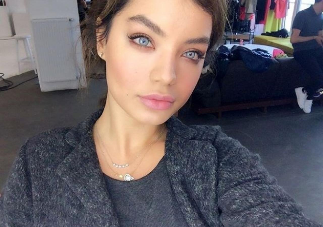 Buse Narcı Sinan Akçıl ve sevgilisini topa tuttu!