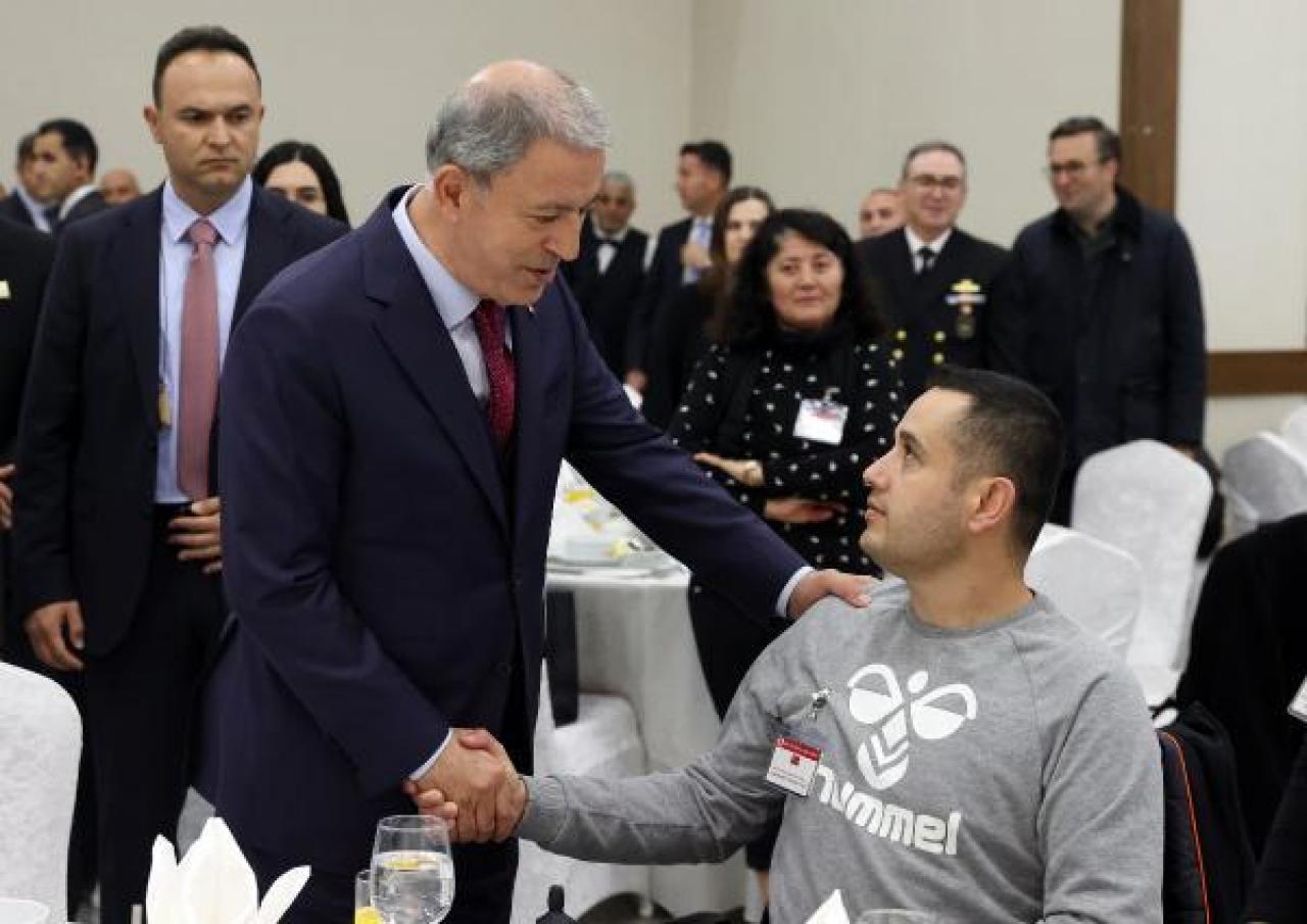 Bakan Akar: Mehmetçiğin emeğine herkes saygı göstersin