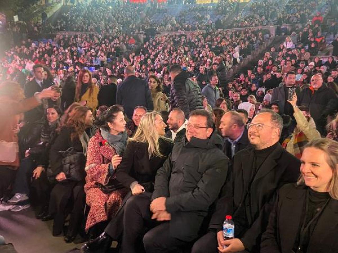 Harbiye Cemil Topuzlu Açık Hava Tiyatrosu sezonu depremzede kız öğrenciler için açtı