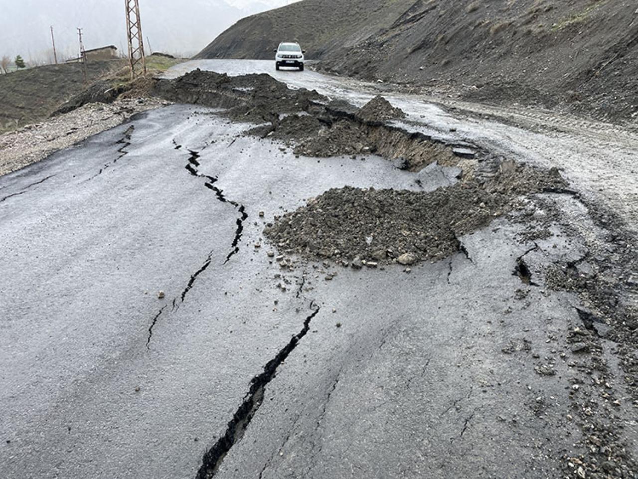 Hakkari'de sağanak nedeniyle yol çöktü