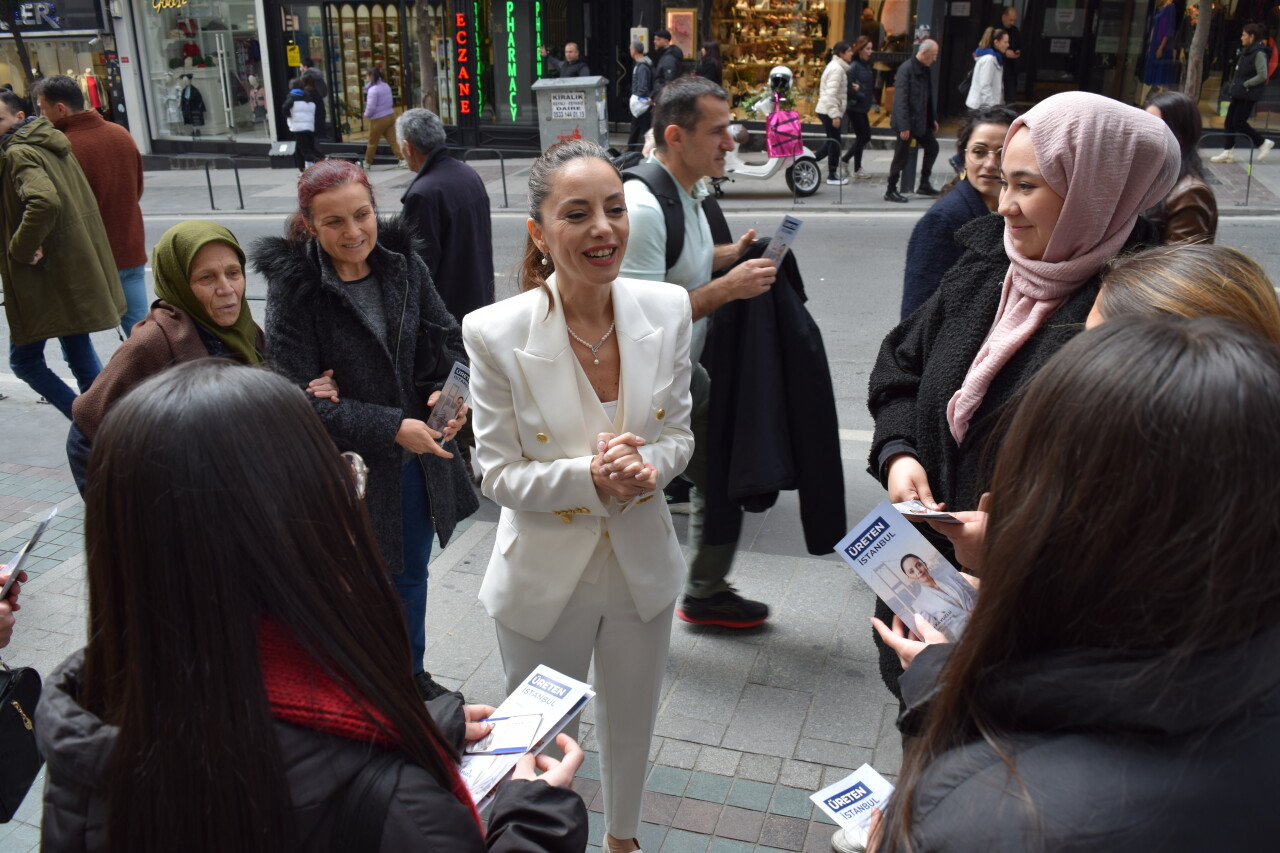 BAĞIMSIZ İBB ADAYI HÜLYA KAVUZLU VATANDAŞI DİNLEDİ