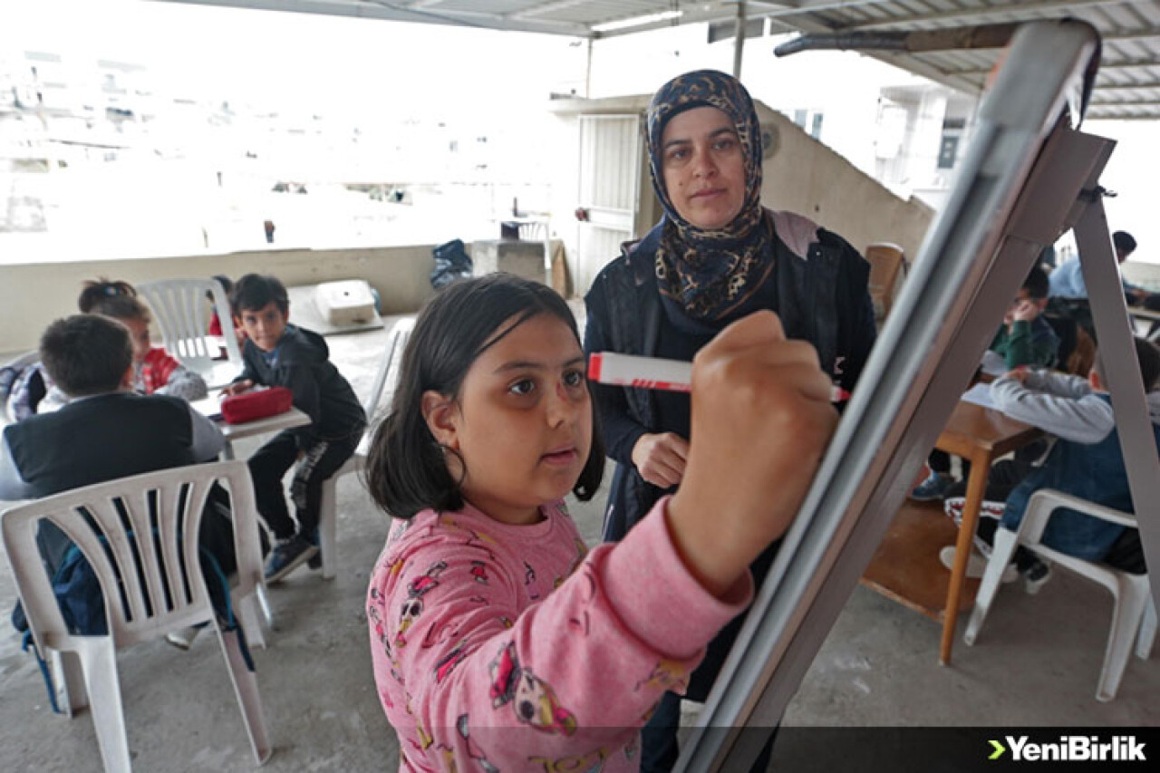 Enkazdan kurtulan Sibel öğretmen terasta hazırladığı sınıfta öğrencilere eğitim veriyor