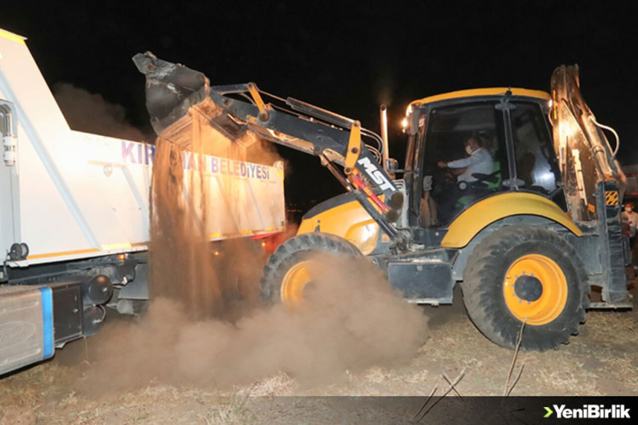 Bakan Varank, kepçe operatörlüğü yaparak Kırıkhan OSB'nin altyapı çalışmalarını başlattı