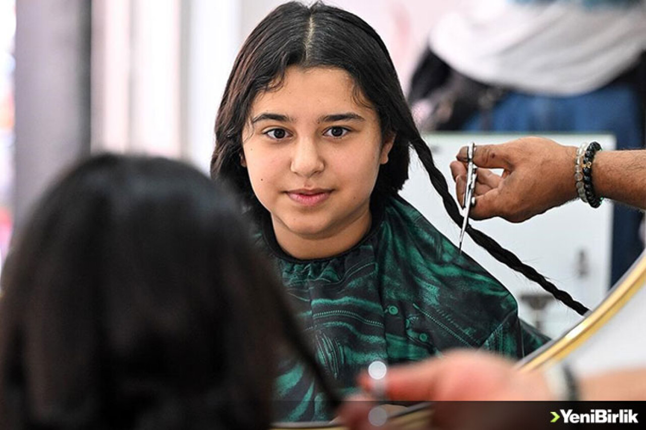 Sabırla uzattıkları saçları kanser hastalarına en anlamlı hediye oldu