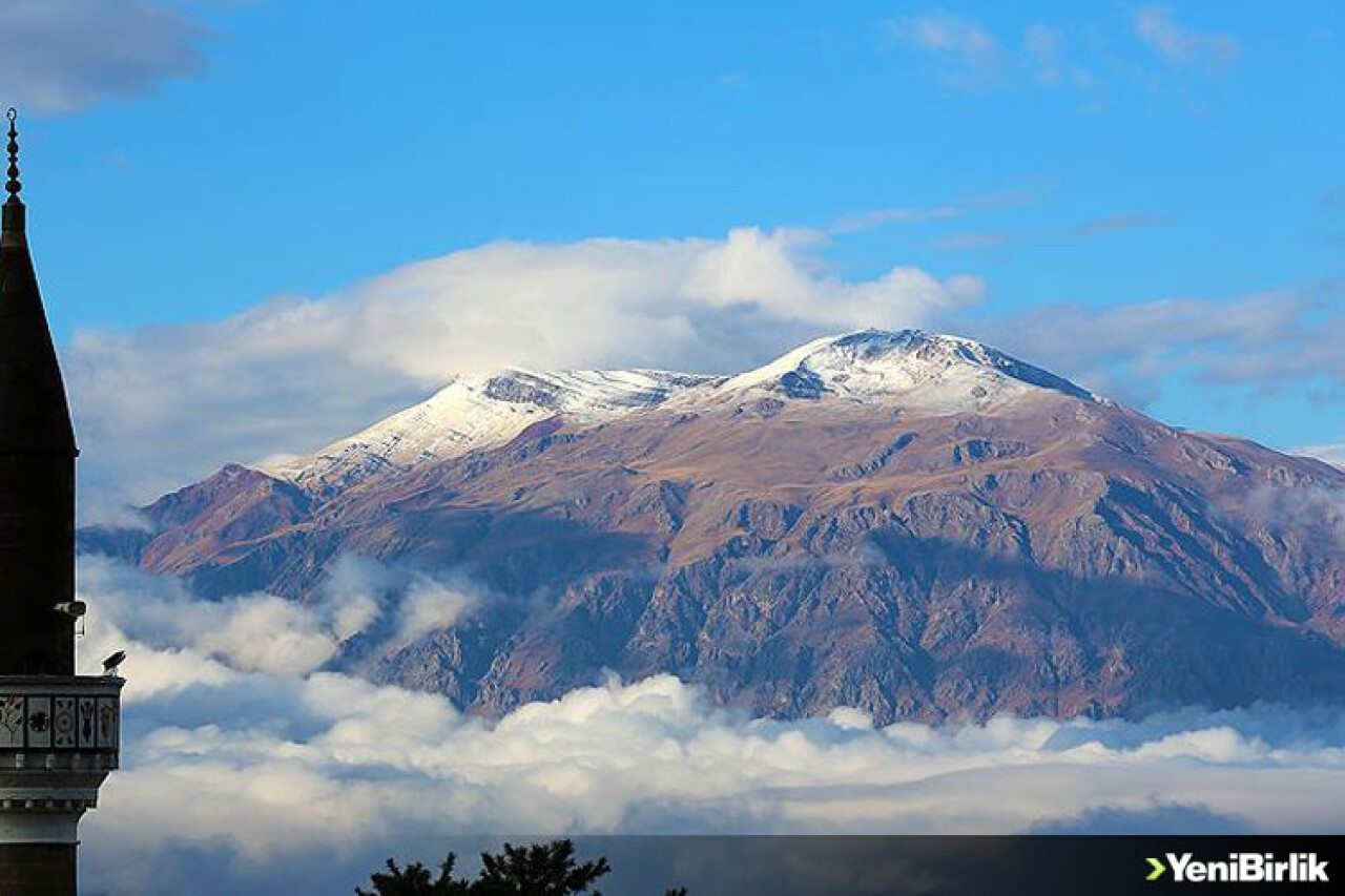 Munzur Dağı'na mevsimin ilk karı yağdı