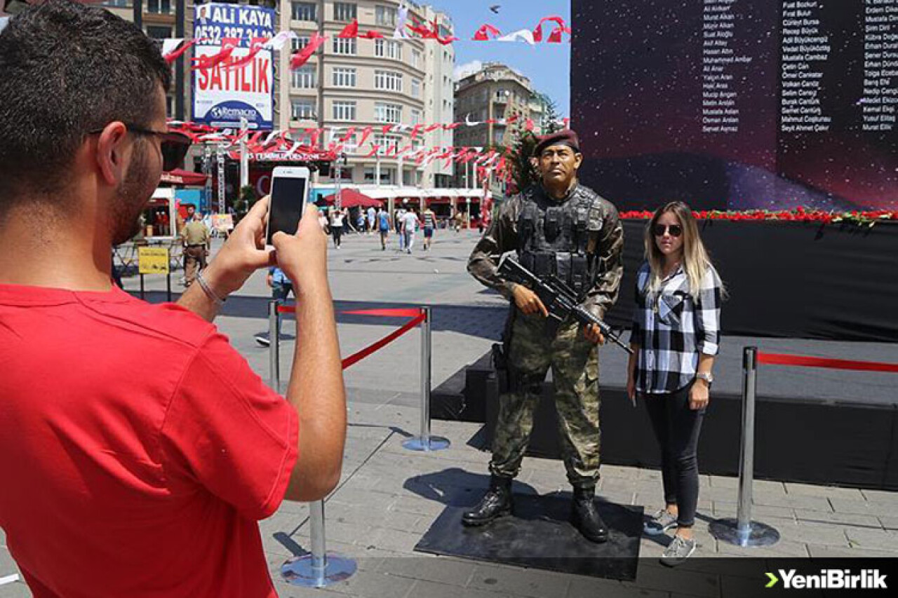 Ömer Halisdemir'in Taksim'deki Heykeline Yoğun İlgi