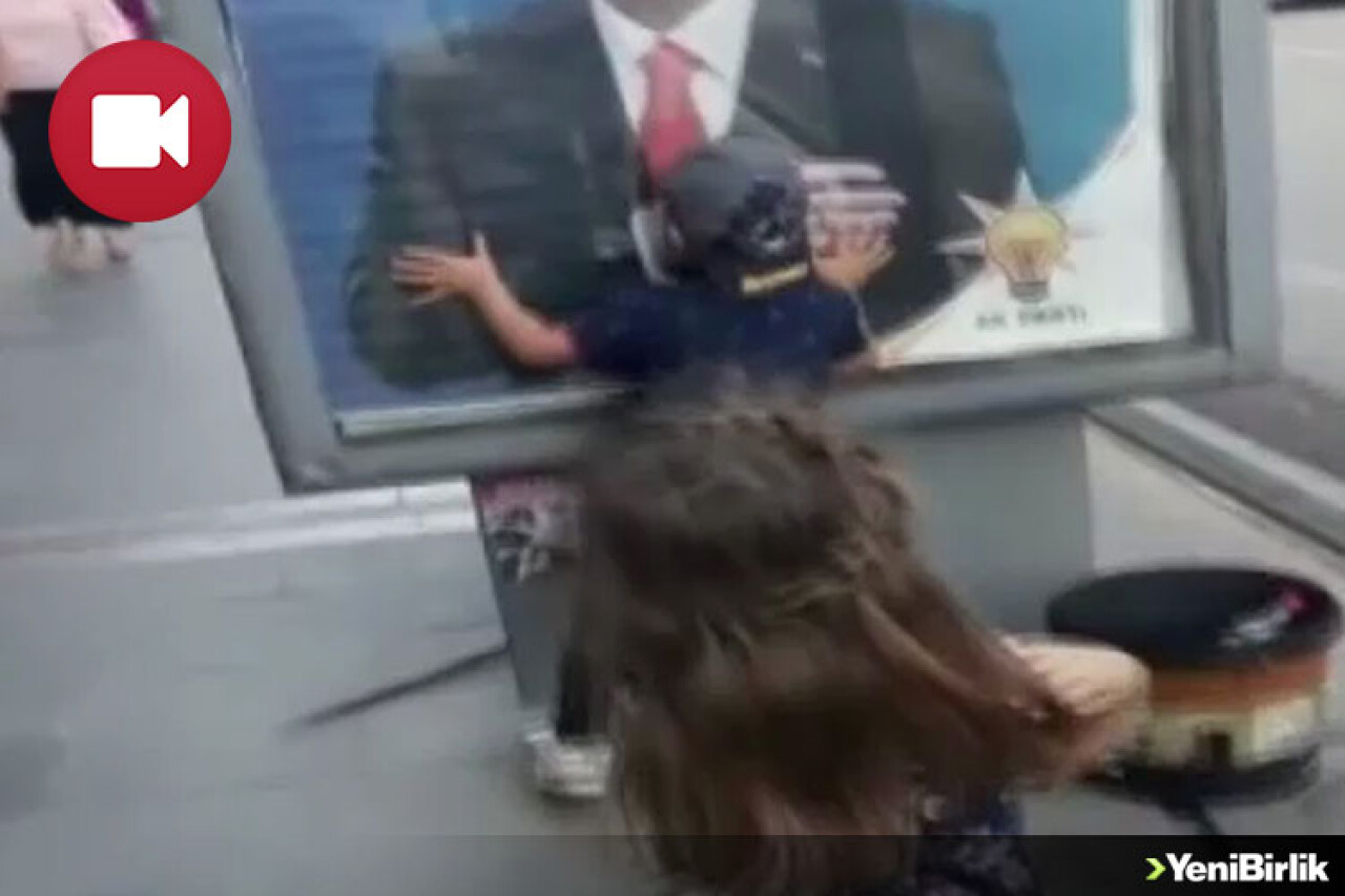 Erdoğan'ın Afişini Gören Minikler Bakın Ne Yaptı