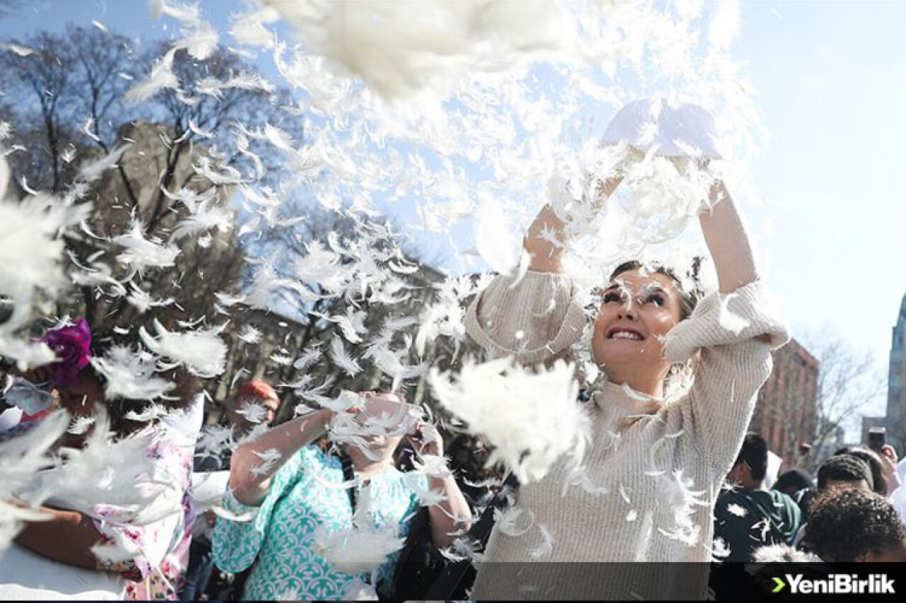 Binlerce kişi yastık savaşı yaptı