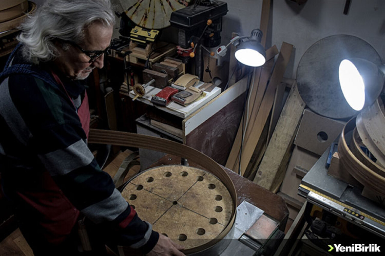 Yapımını kendi çabasıyla öğrendiği enstrümanı Avrupa'ya satıyor