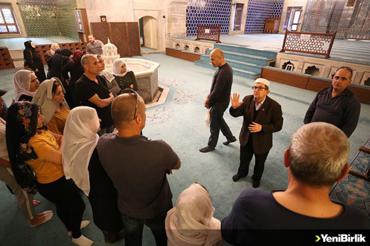 Makamlarıyla okuduğu ezanla ziyaretçileri hayran bırakıyor