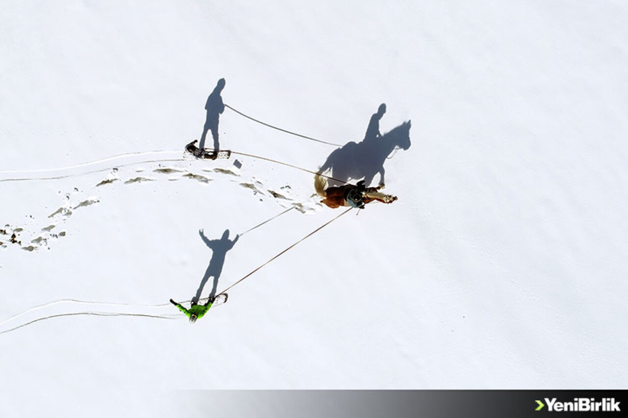 Van'da sporcular karda 'atlı snowboard' yaptı