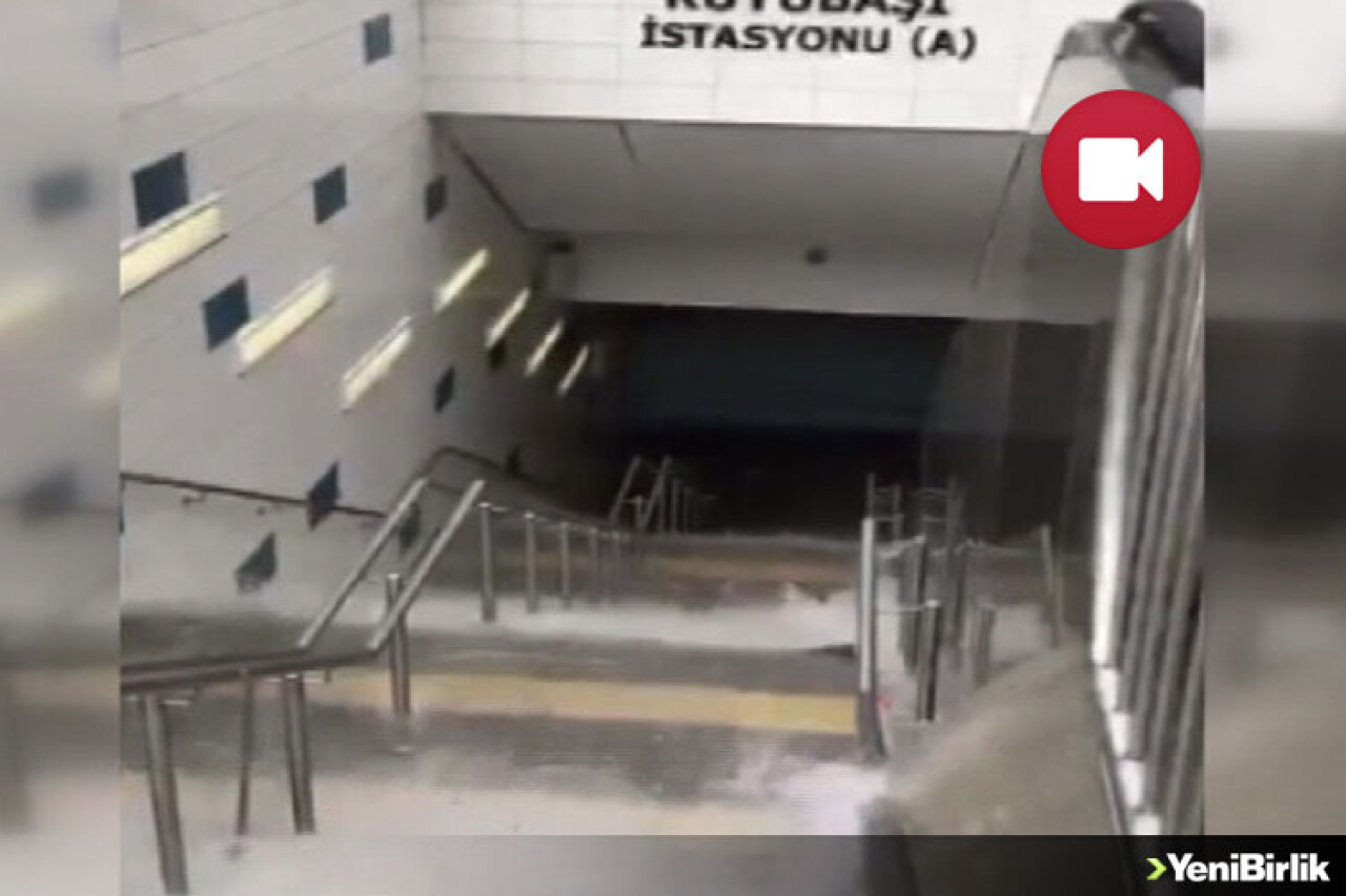 Yağış Metro Merdivenlerini Şelaleye Çevirdi
